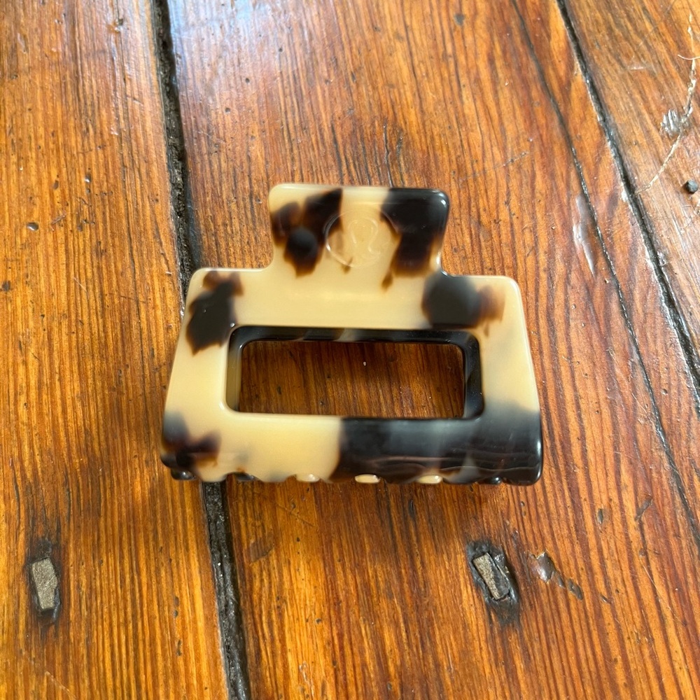 Lululemon Athletica Tortoise Hair Clip